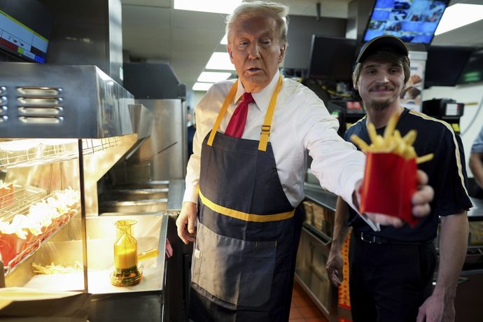 How would you react if you were at McDonalds and you saw Donald Trump in the back cooking up your fries 🍟?