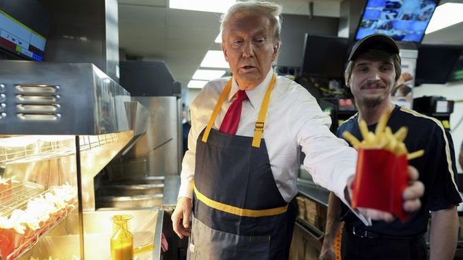 How would you react if you were at McDonalds and you saw Donald Trump in the back cooking up your fries 🍟?