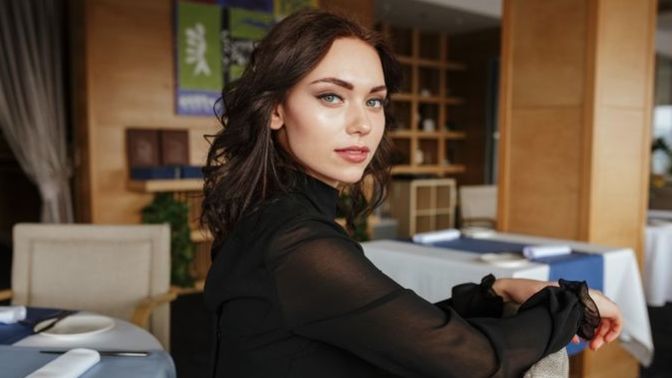 Does being a pretty girl intimidate guys? Why or why not?
