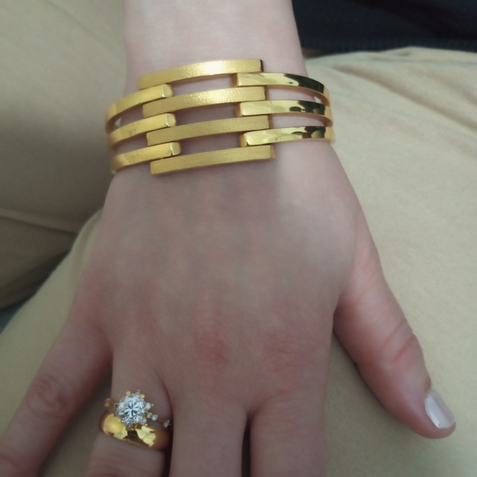 Should a bracelet be worn during engagement?