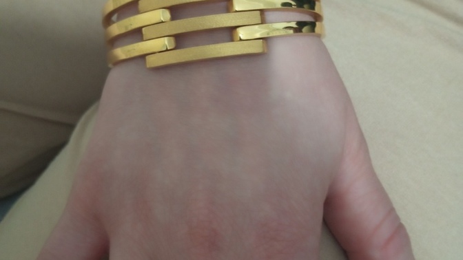 Should a bracelet be worn during engagement?