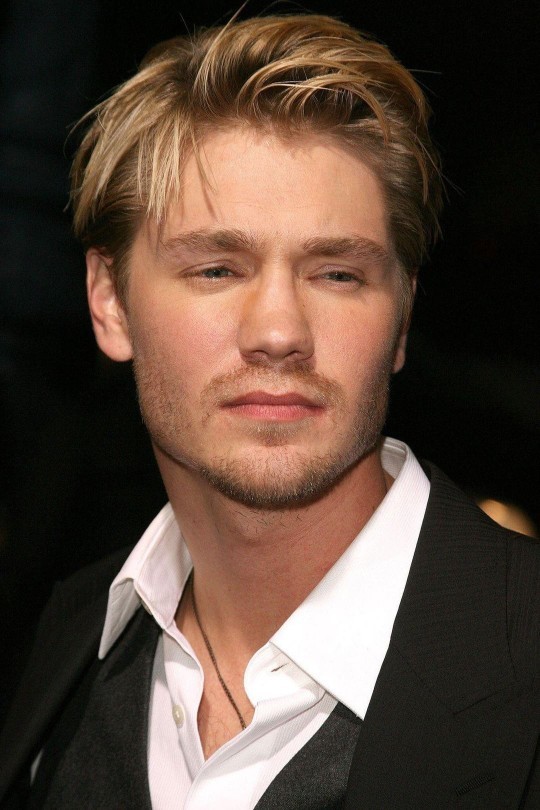 Do women prefer dark haired man or light haired guy?