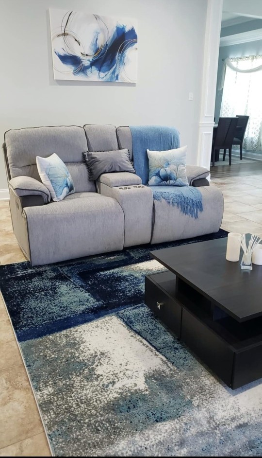 Are there any minimalist here? Which furniture or style would be best/suitable for a minimalist apartment living room ?