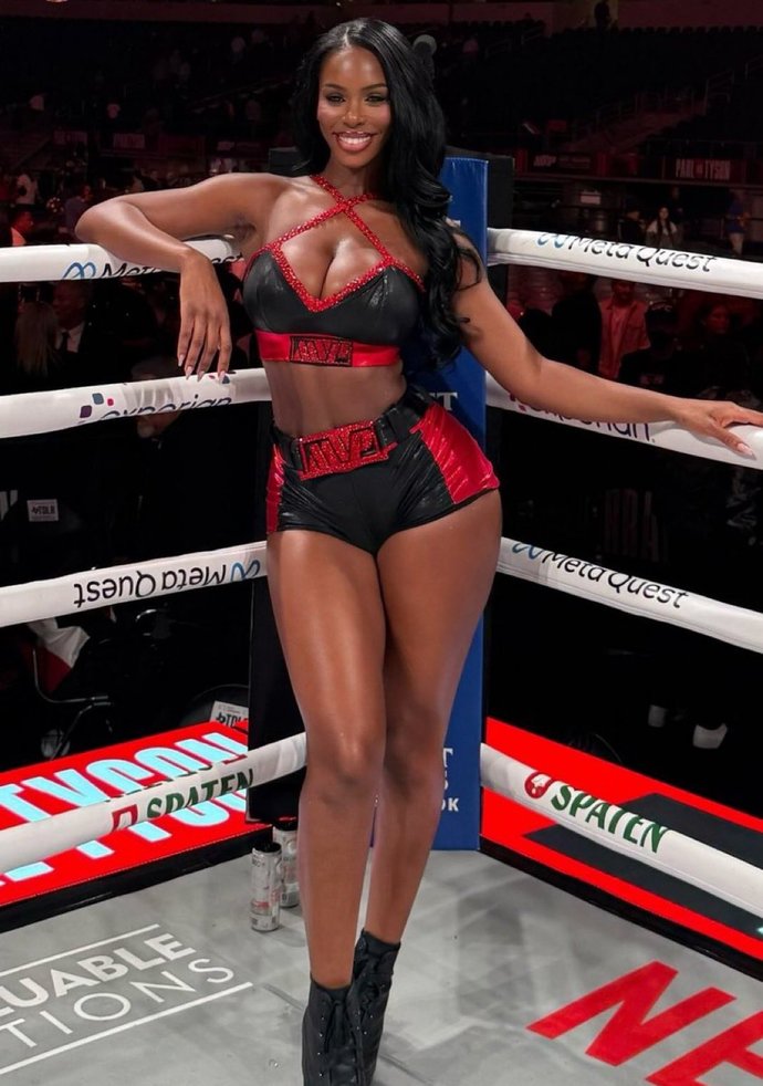 Which of the ring girls was the best looking one from the Tyson/Paul event?