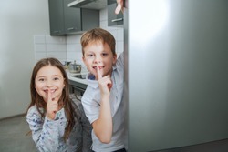 When should a person tell the person that they are interested in that they are a parent?