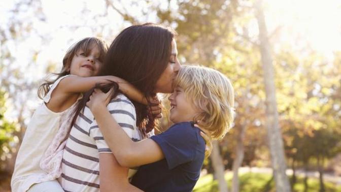 When should a person tell the person that they are interested in that they are a parent?