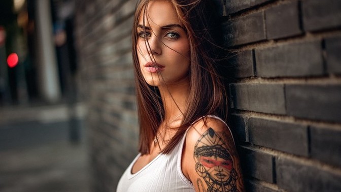 What do men look at first in a woman?