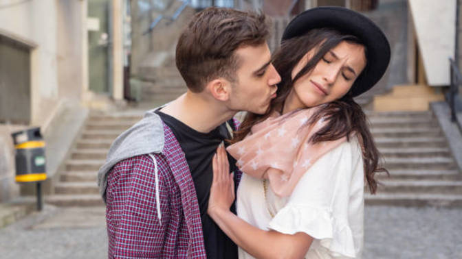 Is it bad if a woman doesn’t give in with a kiss or sex on the first date?