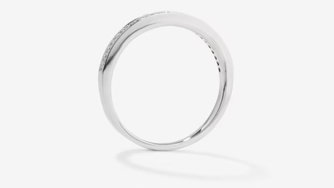 Is it normal for a man to give a woman a friendship ring? Is it really a platonic gesture?