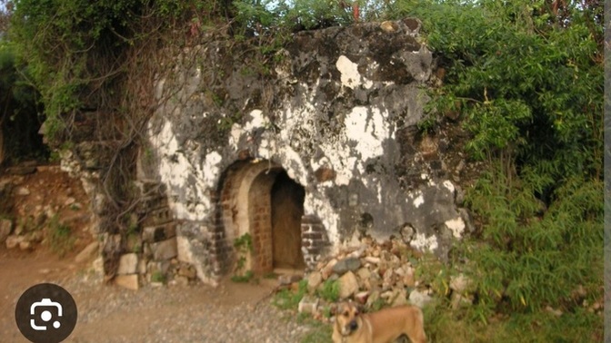 Why didn't the remaining British colonies preserve their colonial history as well as French or Dutch islands?