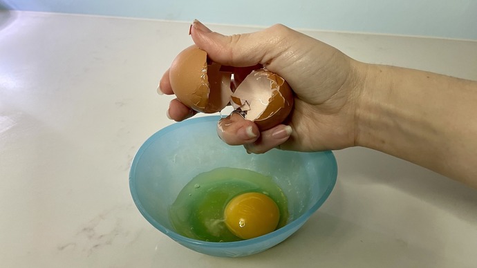 Cracking an egg with one hand - not me