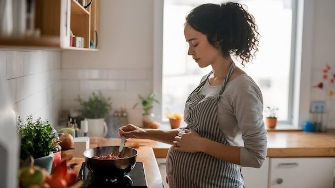 Barefoot & Pregnant in the kitchen! Why do mature women & young feminists resent & look down on young women choosing to be wives/mothers?