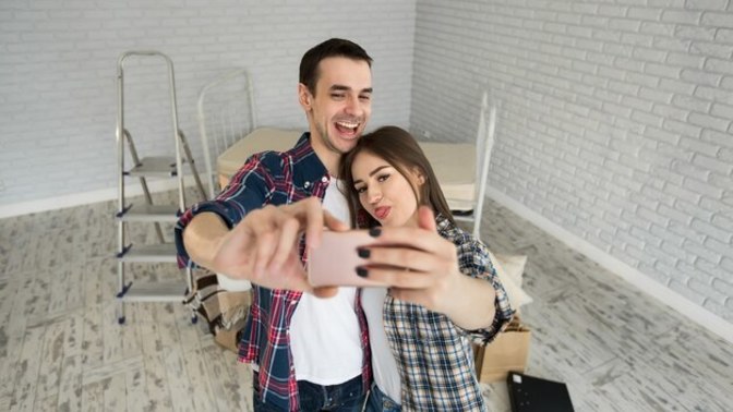 Whats the meaning of a guy put a pic together with a girl in his house and learn her language?