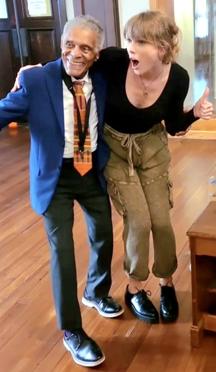 Who would win in a real life fight, Taylor Swift or this old man beside her?
