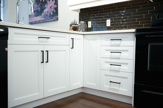 Do you prefer HANDLES or KNOBS on CABINET DOORS?