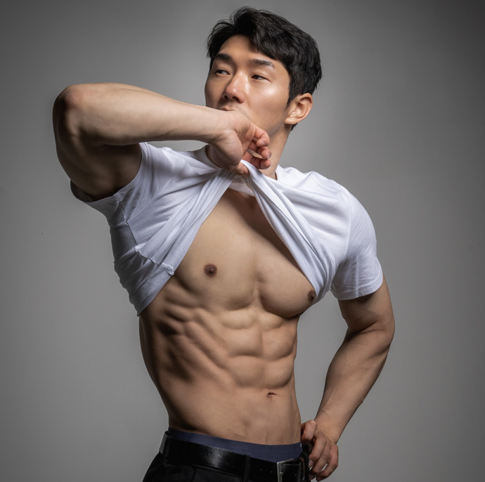 Girls, do you prefer a well defined abdominal area or not on a man?