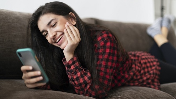 What does it mean if a girl responds to my texts in less than 20 seconds?
