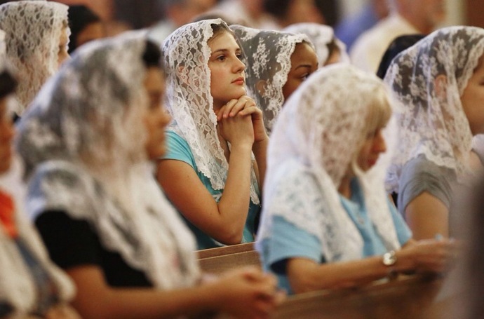 Does any other catholic women wear a veil to mass?