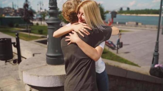 What do men feel when hugging a cute girl?