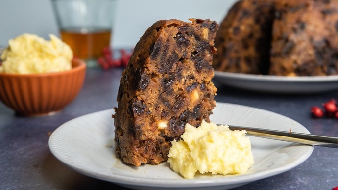 What do you serve with christmas pudding?