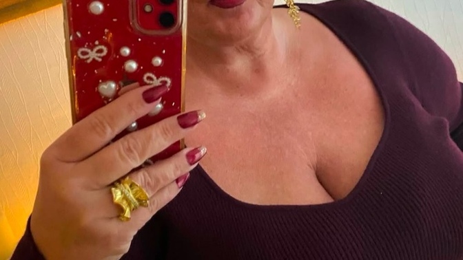 What is her bra size? I am from UK so I need uk bra sizes only?