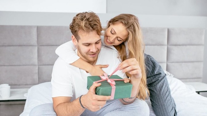 What can I gift my husband for our one year anniversary?