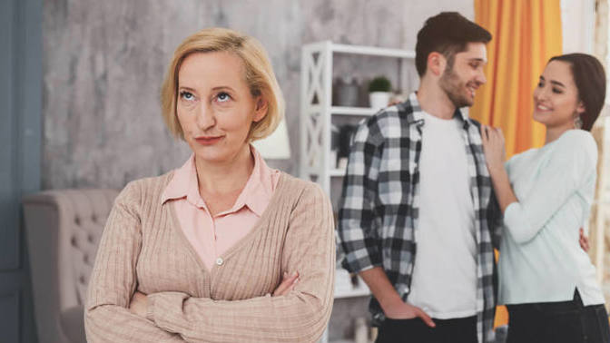 How should I tell my mom that I’m seeing someone while living together?