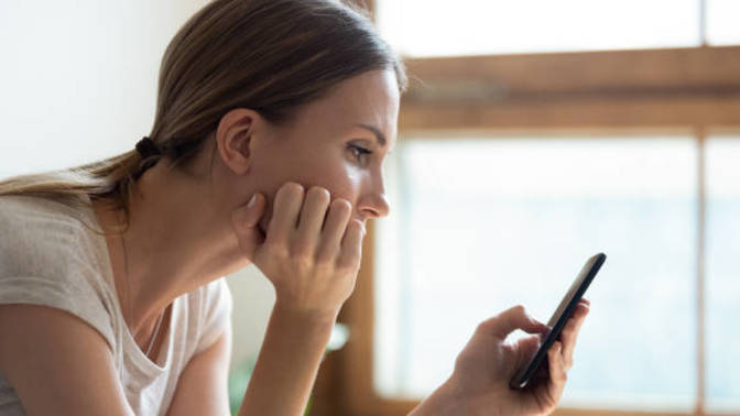 How can a woman tell if someone complimenting her ONLINE is legit/sincere or a possible creep?