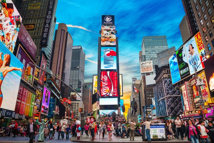 What do Europeans find so fascinating about American cities?