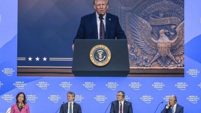 US presidental seal facing the wrong way at Trumps speech to The World Economic Forum?