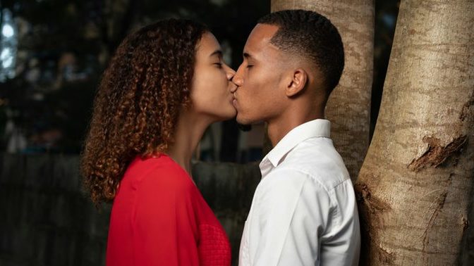 Is it normal for the woman to initiate a kiss on a date?
