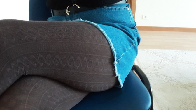 Girls, do you think the brown colored stockings fit well the skirt?