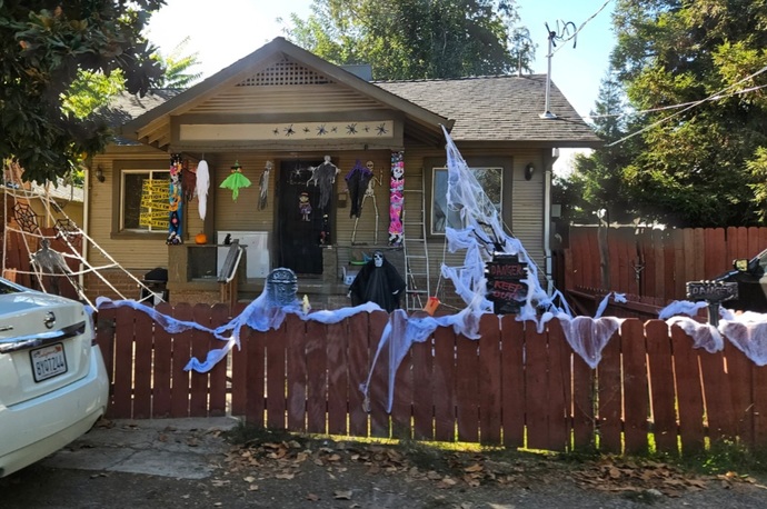 Is there anyone who can send me some street photos they took on Halloween?