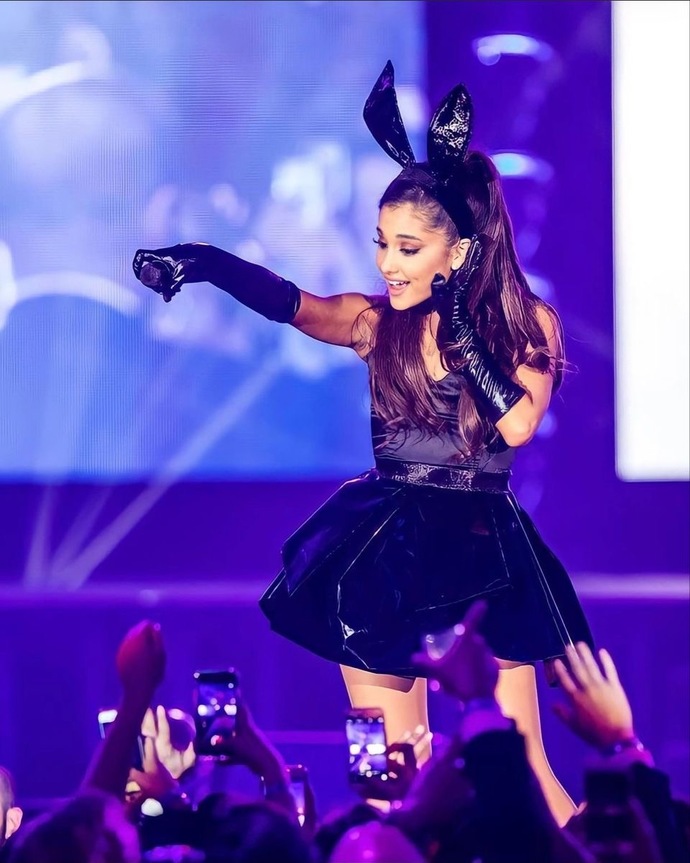 Which Ariana Grande My Everything Era outfit is best ?