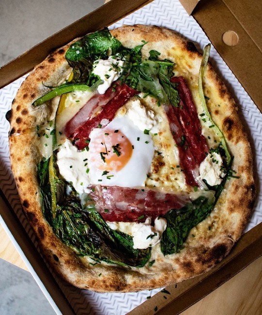 Is egg on pizza good?