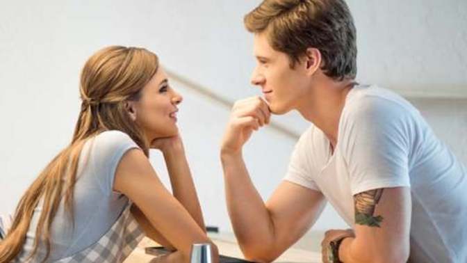 Who should put in more effort when flirting before a relationship?