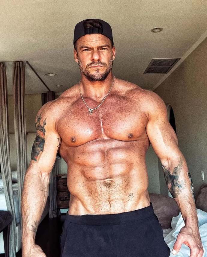 Ladies, do you like a man’s body like Alan Ritchson? What do you say or like about his physique?