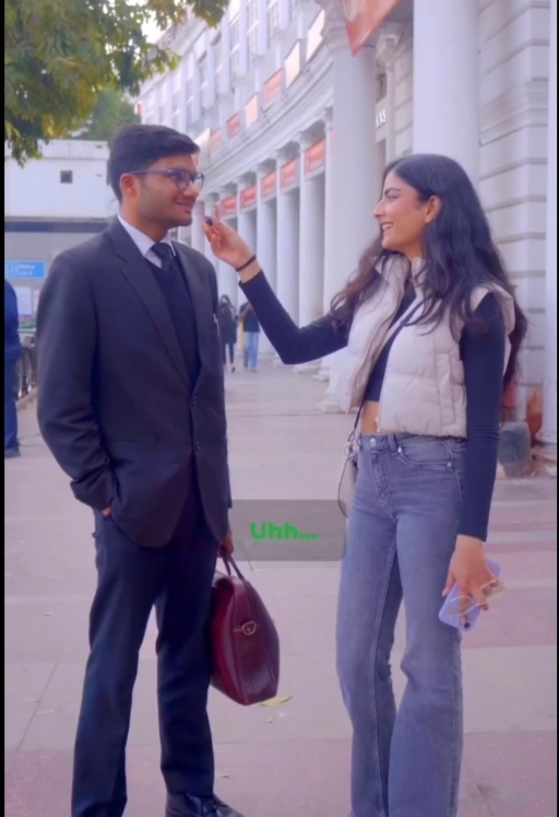 Girls, What you are able to analyse from this photo and who seems more confident?