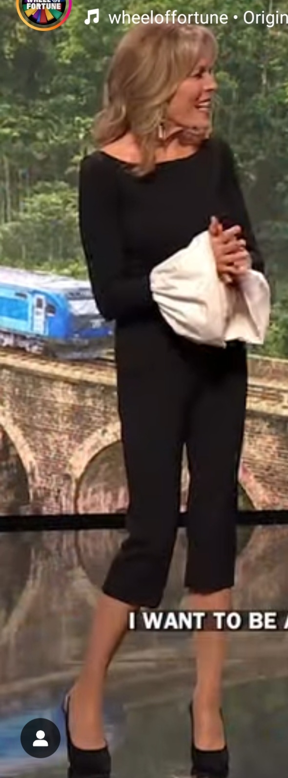 Did NBC go a little crazy with Vanna Whites outfit tonight?