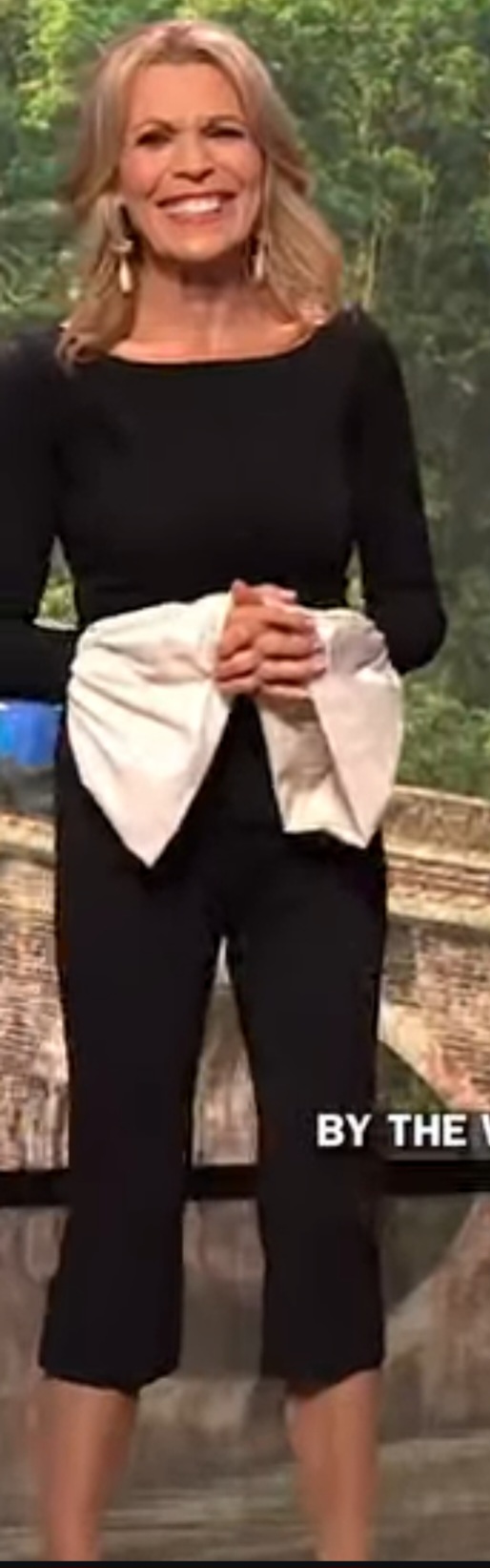 Did NBC go a little crazy with Vanna Whites outfit tonight?