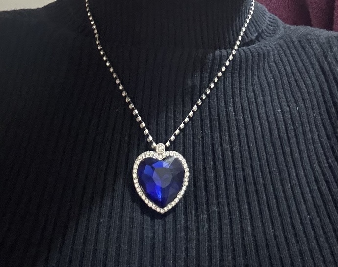 Does my necklace have that Titanic aesthetic? How can it be worn for a classy look?