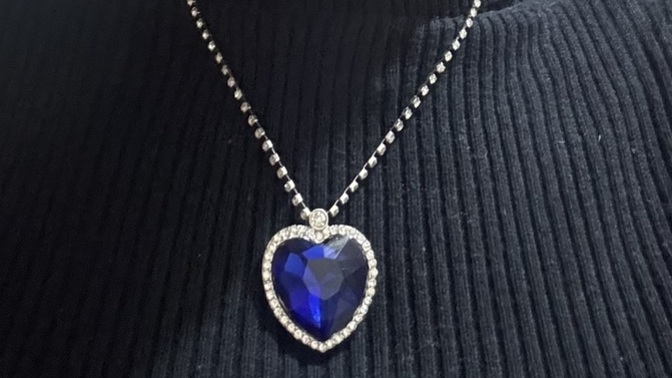 Does my necklace have that Titanic aesthetic? How can it be worn for a classy look?