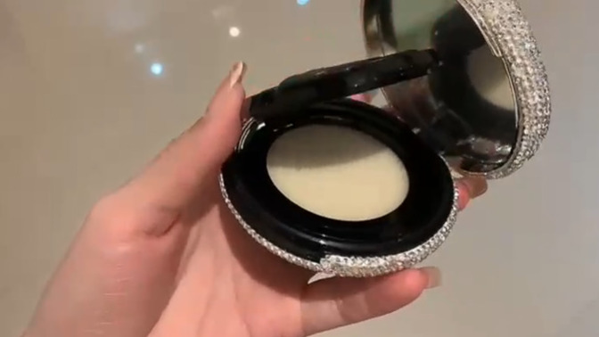Girls, do you think this compact is cute?