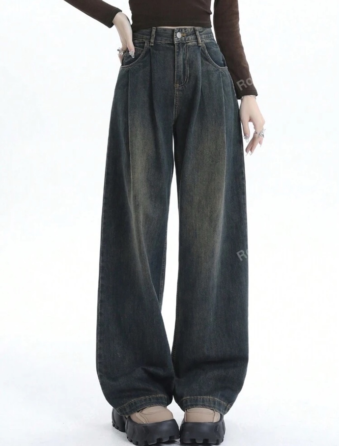 What pairs of jeans do you prefer between skinny fit and loose ones? Why?