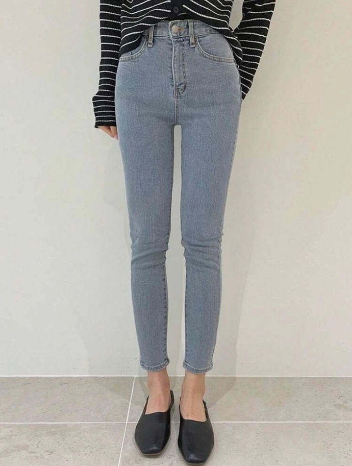 What pairs of jeans do you prefer between skinny fit and loose ones? Why?