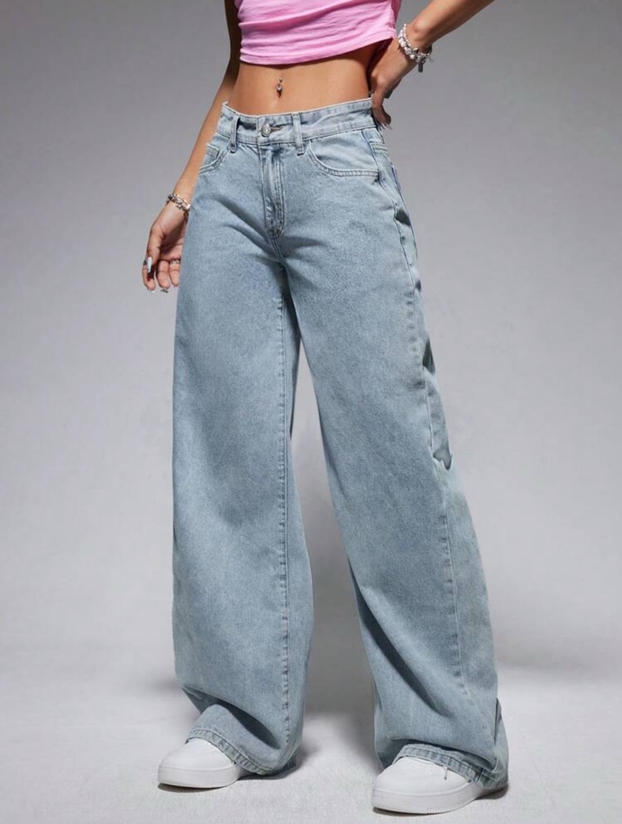 What pairs of jeans do you prefer between skinny fit and loose ones? Why?