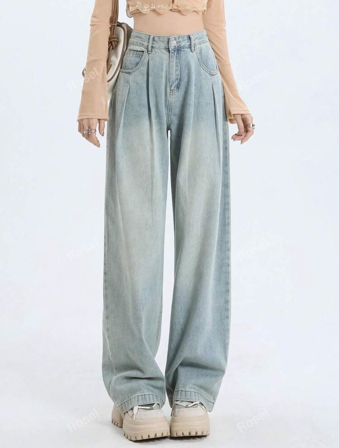 What pairs of jeans do you prefer between skinny fit and loose ones? Why?