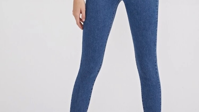What pairs of jeans do you prefer between skinny fit and loose ones? Why?