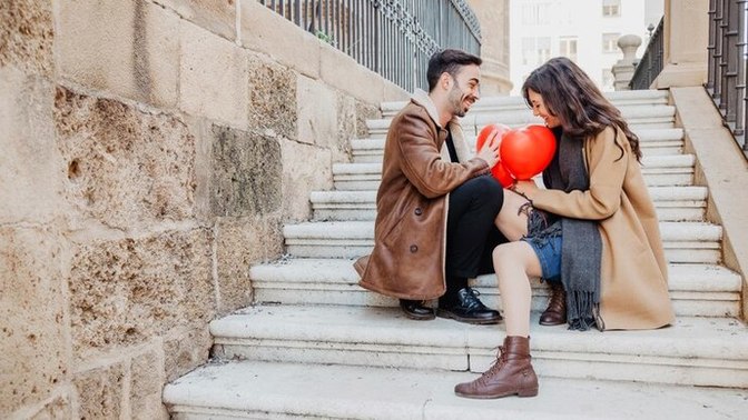 Is proposing in public romantic or just unnecessary pressure?
