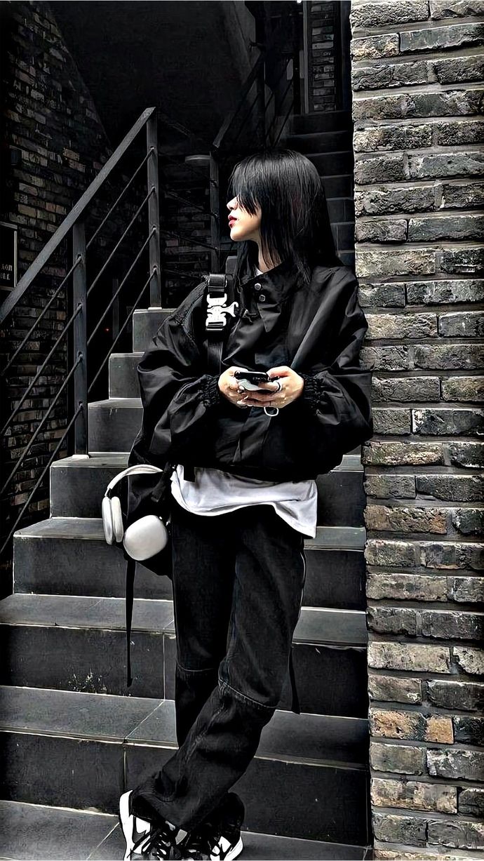 Tomboyish girls - Whats your style? Guys - What sort of tomboyish girls you consider the most attractive?
